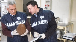 Carabinieri mentre effettuano controlli su cioccolato per uova pasquali