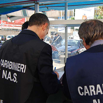 immagine di due carabinieri durante un'operazione
