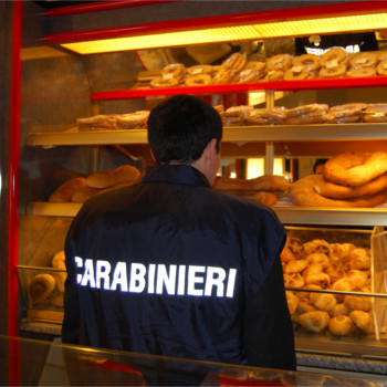 immagine di un carabiniere nas che ispeziona un panificio
