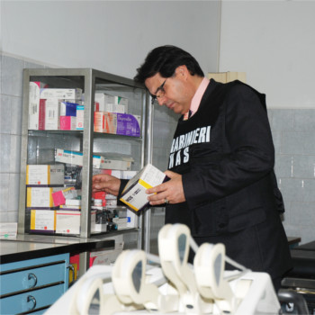 immagine di archivio di un carabiniere NAS che controlla un farmaco