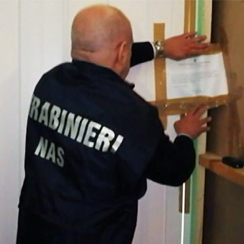 immagine di un carabiniere nas durante la perquisizione