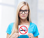 Ragazza con il cartello divieto di fumare