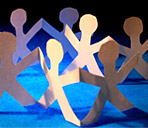 Immagine raffigurante un origami con delle persone che si tengono per mano