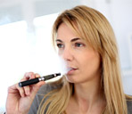 Immagine raffigurante una ragazza che fuma una sigaretta elettronica