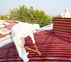 Esperti che rimuovono l'amianto sui tetti