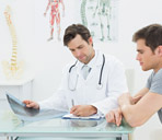 immagine raffigurante un medico specialista che parla ad un paziente 