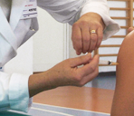 Immagine raffigurante un medico che somministra un vaccino