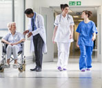 Immagine di una corsia di ospedale con medici e pazienti