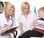 immagine di un medico che visita un bambino