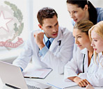 Immagine raffigurante dei medici al computer