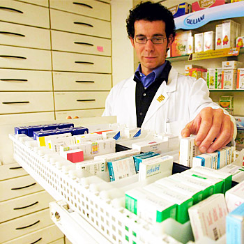 immagine di un farmacista al lavoro
