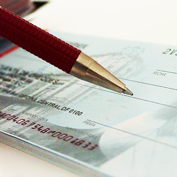 immagine di una penna che sta per firmare un assegno