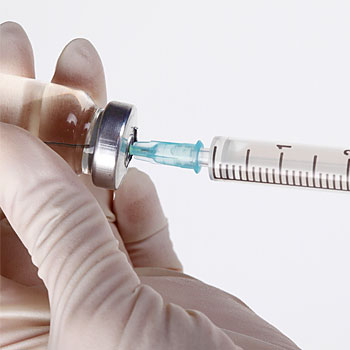 immagine di una siringa con un vaccino