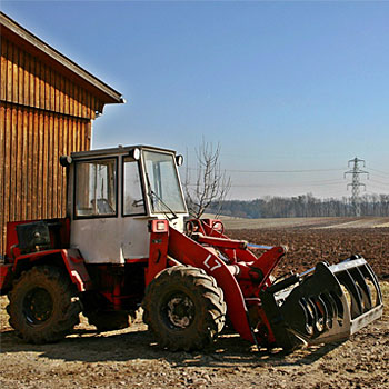 immagine di un campo coltivato con trattore