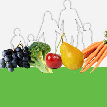 immagine di una famiglia con frutta e verdura