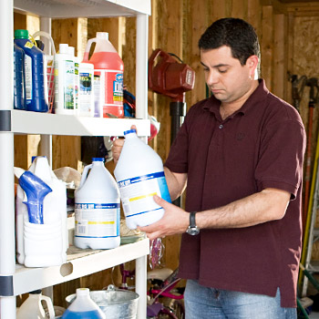 immagine di un uomo che controlla le etichette di vari prodotti fitosanitari