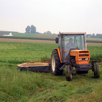 immagine di un campo coltivato con un trattore