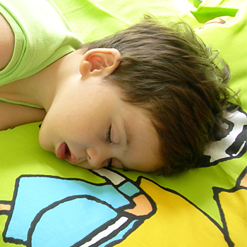 immagine di un bambino che dorme con la bocca aperta