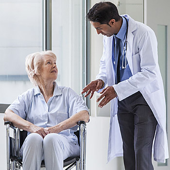 immagine di un medico con una paziente anziana