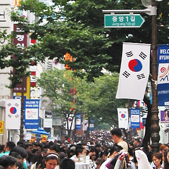 immagine di un centro urbano in Corea con le bandiere della Corea sullo sfondo
