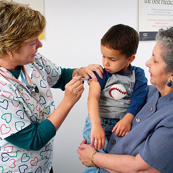 bambino mentre viene vaccinato