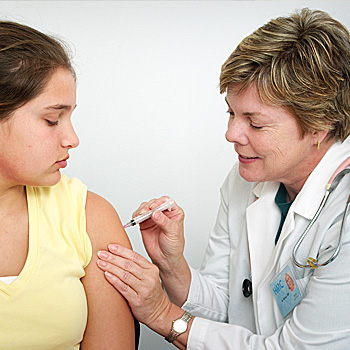 immagine di una dottoressa che vaccina una persona