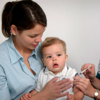 bambino che sta effettuando vaccinazione