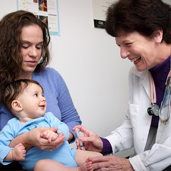 immagine di una dottoressa che vaccina un bambino