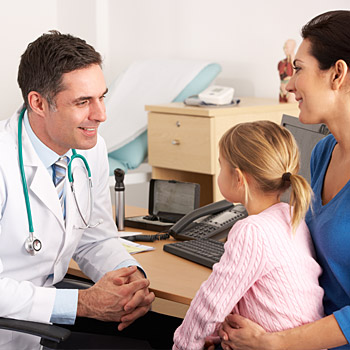 immagine di un dottore che parla con una bambina 