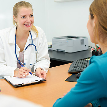 immagine raffigurante un medico sorridente che parla ad un paziente