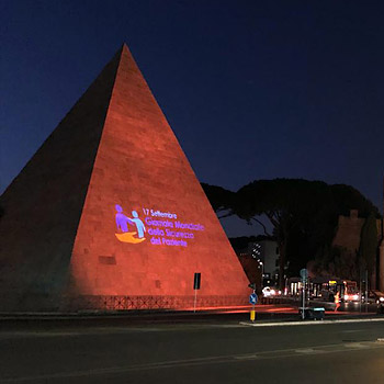 foto del logo proiettato sulla piramide Cestia di Roma