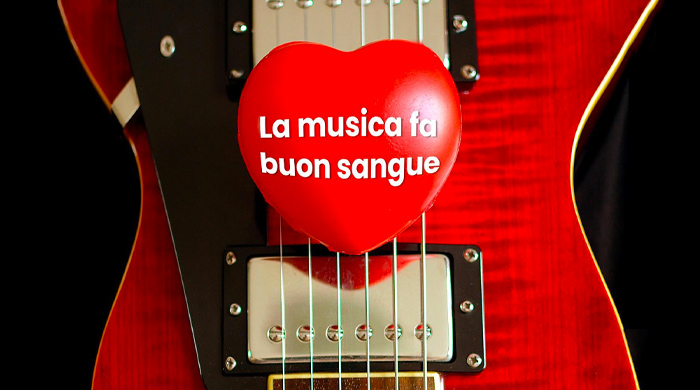 un cuore dentro una chitarra 