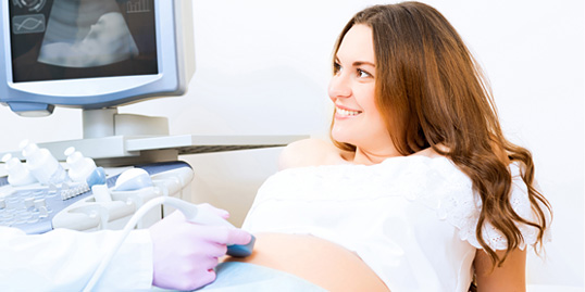 Immagine di una donna in gravidanza durante un'ecografia