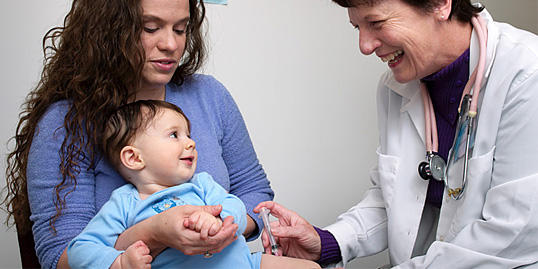 immagine di una dottoressa che vaccina un bambino