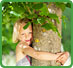 Bambina che abbraccia un albero