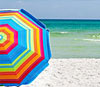 Immagine di un ombrellone in riva al mare