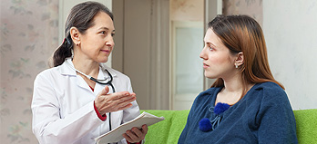 Immagine di una dottoressa con una paziente
