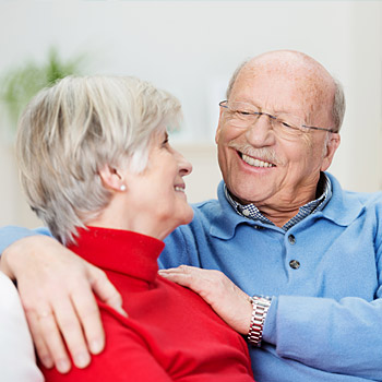 immagine raffigurante una coppia di anziani che si sorridono a vicenda