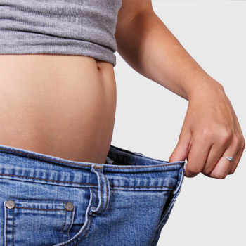 immagine di una persona che verifica il proprio calo di peso verificando la larghezza in vita
