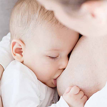 Immagine raffigurante un neonato attaccato al seno della mamma