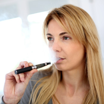 immagine di una donna che fuma con una sigaretta elettronica