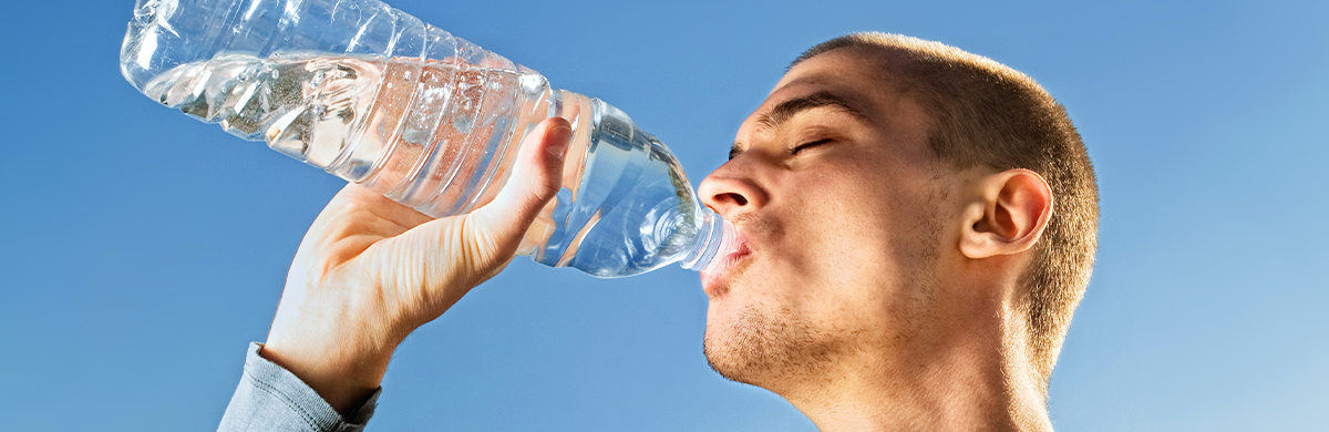 Fake: bere tanta acqua lava il virus dalle vie aeree