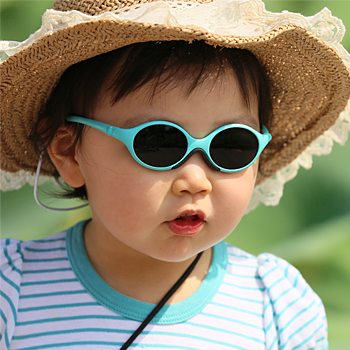 bimba con cappello e occhiali da sole
