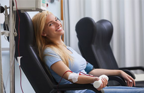 Immagine raffigurante una donna che dona il sangue