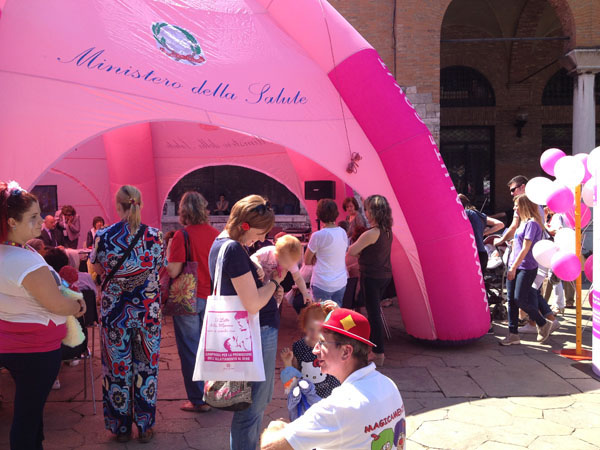 Il Villaggio del Ministero della Salute per promuovere l'allattamento al seno, allestito in Piazza San Francesco a Ravenna nel weekend del 8-9 giugno 2013