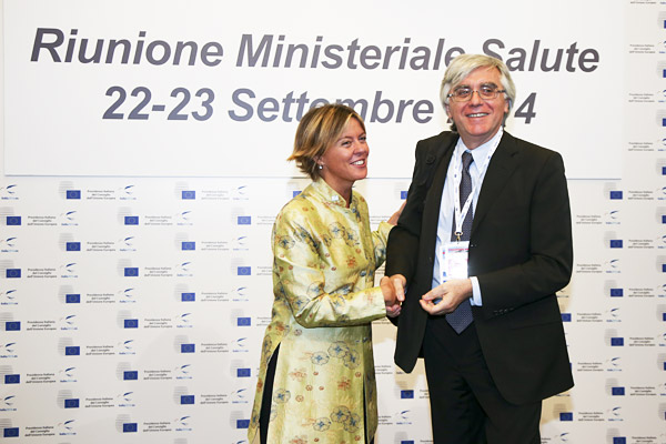 ll Ministro della Salute Beatrice Lorenzin con Roberto Bertollini, Rappresentante dell'OMS presso l'Unione Europea, Chief Scientist dell’Ufficio regionale dell’OMS