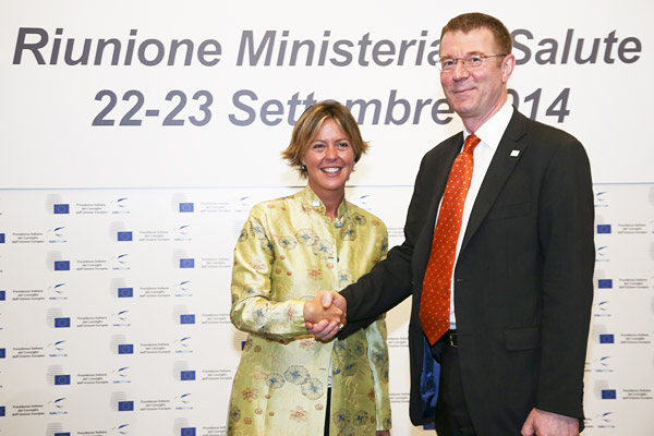 Il Ministro della Salute Beatrice Lorenzin con Nick Tomlinson, Direttore per l’UE e gli affari internazionali, Dipartimento della salute – Regno Unito