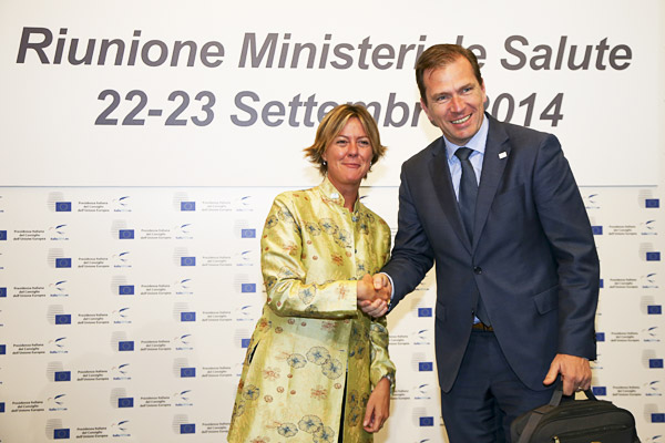 Il Ministro della Salute Beatrice Lorenzin con Basilius Eduard Van Den Dungen, Direttore generale del Ministero della Salute - Paesi Bassi