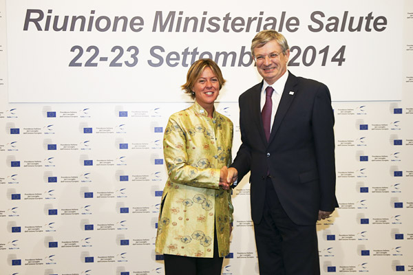 Il Ministro della Salute Beatrice Lorenzin con Tonio Borg, Commissario europeo per la salute e la politica dei consumatori dell'Unione Europea