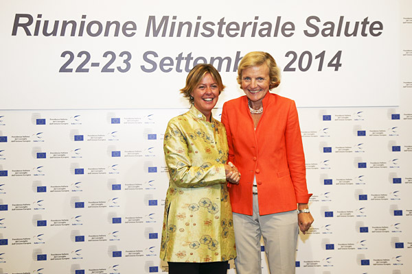 Il Ministro della Salute Beatrice Lorenzin con Paola Testori Coggi, Direttore generale per la salute e i consumatori della Commissione europea